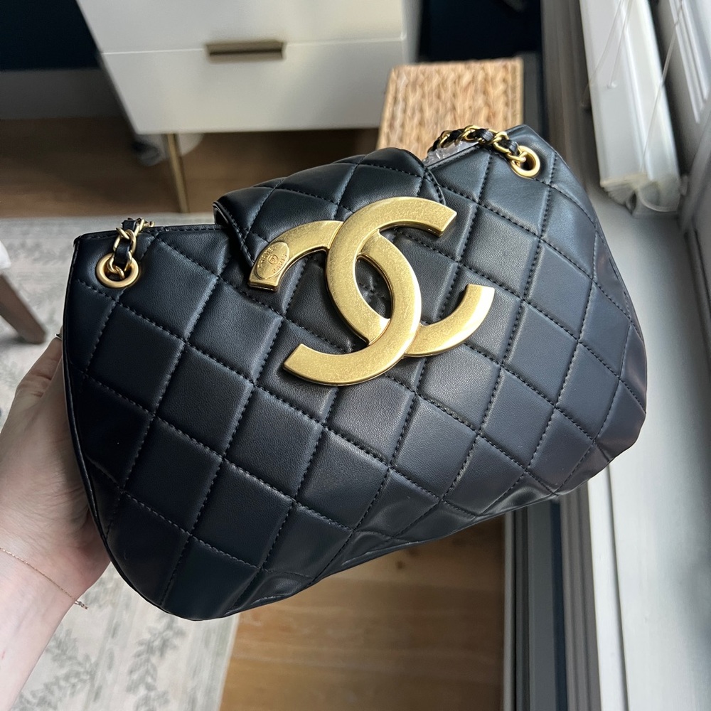 Chanel Black and Gold Quilted Shoulder Bag - Picture 2 of 8